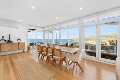 Image de Elevated Coastal Retreat With Dynamic Sea and Hills Views
