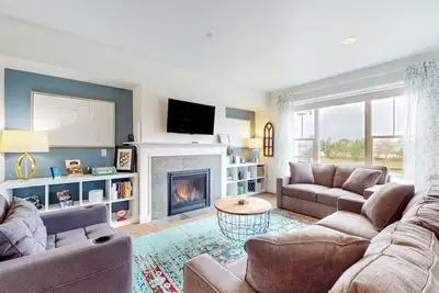 Image de Condo with riverfront view - close to beaches & town - walk everywhere