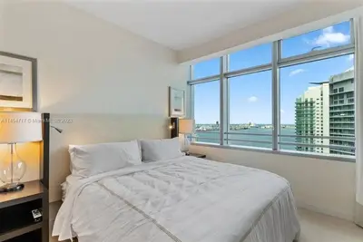 Image de Enjoy bay views, sleek design, and free parking in Brickell.