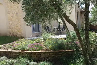 Image de Schönes Ferienhaus in Einem Anwesen mit Pool in der Nähe des Stadtzentrums Uzès