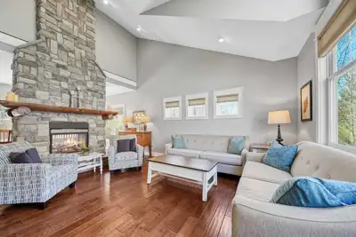 Image de Fireside Retreat | Wooded Lot | Center Fireplace | Patio | Fire Table | Grill