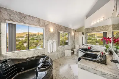 Image de King Suite Oasis: Unwind with Jacuzzi & Bay Views (Unit B)\n