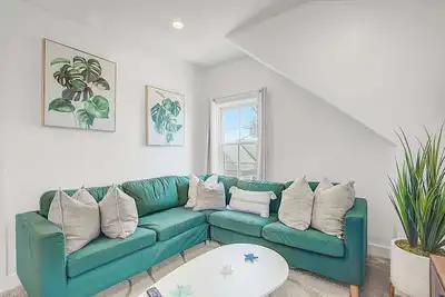 Image de Oasis on Commercial Street w Balcony!
