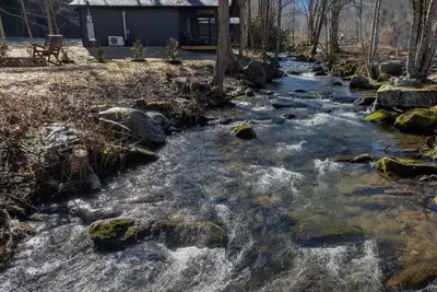 Image de Misty Cove Cabin -Pickleball Court, Creek, Wifi, Mountain Views, No Cleaning Fee