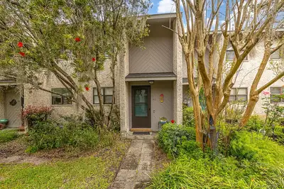 Image de Tastefully decorated 2 Br/2. 5 Ba townhome close to everything! Monthly rental