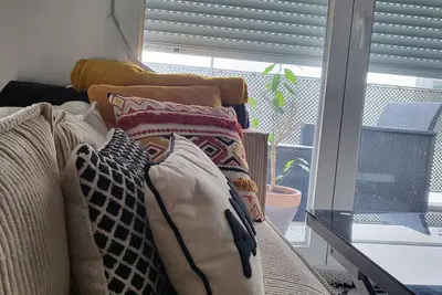 Image de Apparemment récent, dans un cartier calme, face à la gare Rer C à 10min de Paris