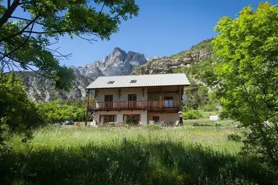 Image de Chalet avec vues a 360 degree sur les montagnes environnantes.