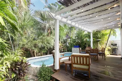 Image de Mirabella- 2 bed, 2 bath, Old Town home w\/ private pool, parking