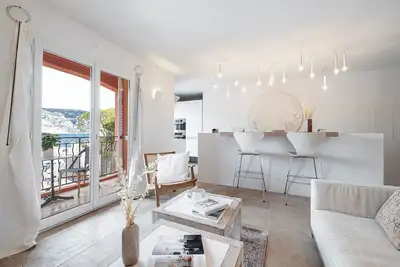 Image de Stylish apartment overlooking the Port of Saint Jean