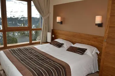 Image de 5ème étage, vue pistes de ski, remise en forme, piscine, balcon, cheminée ou poêle à bois, parking