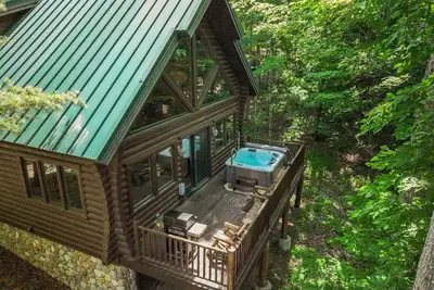 Image de Boyne Mountain Cabin with Hot Tub Next to Skiing and Golf!