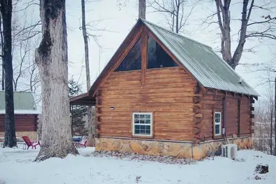 Image de Cabin 2 - Log Cabin Retreat near Green River Lake Sleeps 5!