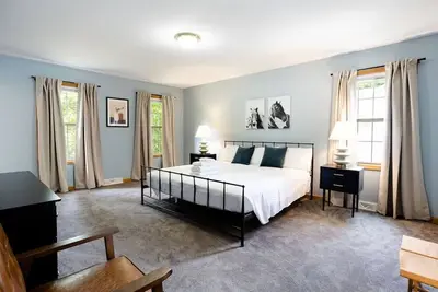 Image de 5 Minutes to Saratoga spacious 5 bedroom home
