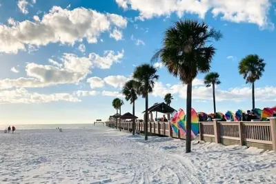 Image de Hot Tub Haven-Game Room- Minutes to the Beach