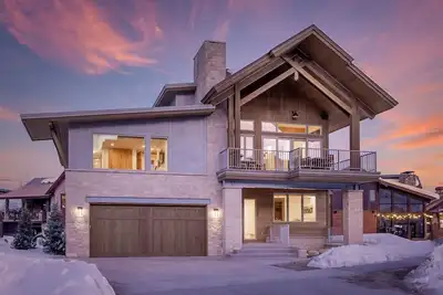 Image de New + Contemporary + Neighborhood Gondola | Dala Horse Lodge