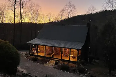 Image de Beautiful 3 bedroom 3 bath log cabin 40 minutes from Asheville.
