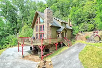 Image de 9 min. to Main St. ~ Hot Tub ~ Pet Friendly ~ on 2. 2 acres