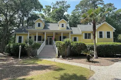 Image de 3 bedroom/3. 5 baths, Landtrans included Melrose Pool Open! ,