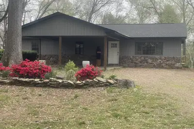 Image de Newly renovated house on Little Red River. Deck overlooking dock with boat slip!