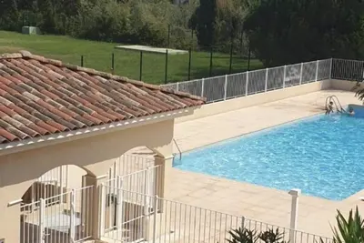 Image de Villa avec jardin et piscine commune.
