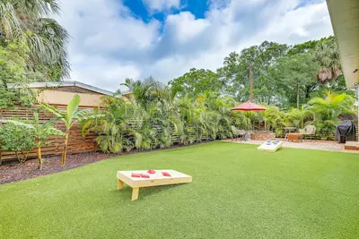 Image de Tampa Home w/ Fire Pit, Yard, Cornhole + More!