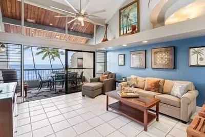Image de Updated and spacious top floor beachfront 2 bedroom 2 bathroom ocean view condo\n