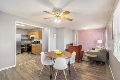 Image de Full home with private garage & fenced yard