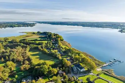 Image de The \"Bootshaus\" is located in quiet Ulsnis with a lot of nature around the house, just behind the coach house at the ferry house, plus its own garden of approx. 1000m², which is currently still in the growth phase, pure nature