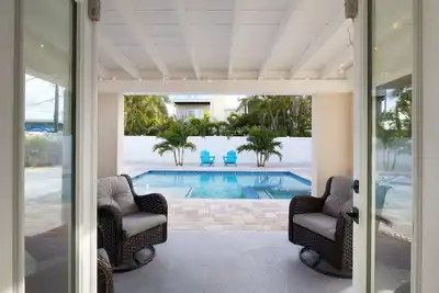Image de Beach Cottage! Beautiful Pool/Spa, Steps to sand, Fun Golf Cart.