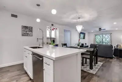 Image de Fully Remodeled 2 Bedroom 2 full bath Condo in the heart of Old Town Scottsdale!