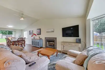 Image de Olympia Home w/ Deck ~ 7 Mi to Amtrak Train!