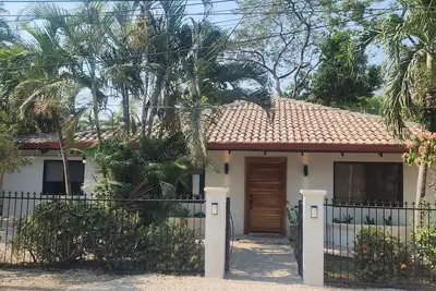 Image de Casa Castaway in Surfside, newly renovated home walking distance to the ocean.