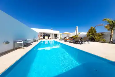 Image de Modernes Ferienhaus mit Privatem Pool, Billardtisch, Schönem Garten, . .