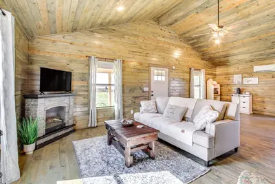 Image de Cozy Mississippi Cabin w/ Covered Porch & Grill!