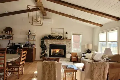 Image de Creekside With Hot Tub, Gas Fireplace, Fishing, Minutes to Downtown and Omni Spa