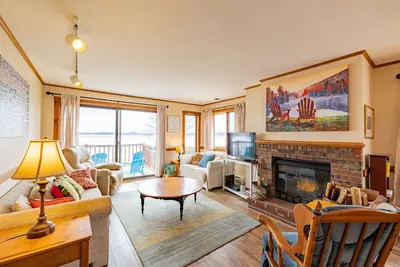 Image de 30 minutes from Jay's Peak! Cozy, Lakeside Condo!