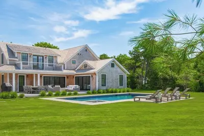 Image de New construction, private retreat with 7 bedrooms, heated pool and spa, gym.