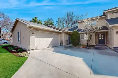 Image de Relaxing retreat with a gas fireplace, fenced yard, patio, & washer/dryer