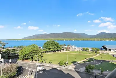 Image de 3 Bedroom Cbd Waterfront Luxury Apartment