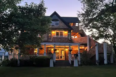 Image de Oak Bluff's Victorian Walk to Town & Beaches