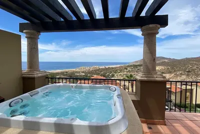 Gorgeous Cabo Villa For Up to 10 with views, Jacuzzi & Infinity Pool in August\n