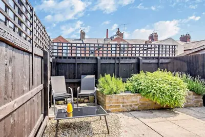 Image de 3-bedroom home with flexible bed layout and free, unrestricted parking