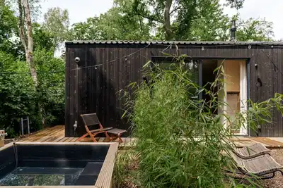 Image de Luxury Spa Tiny House with hottub, in the woods, Japandi style