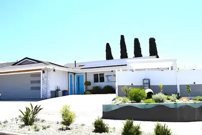 Image de GemCoastalHome, Grill, ModernAmenities, Fireplace, HotTub, EVChargerLegoland, Safari