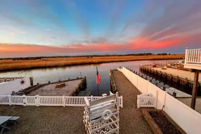 Image de Relax. . Beautiful Waterfront Bungalow. . Modern, Clean, Quiet, &Serene. Minutes to Lbi