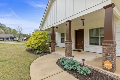 Image de New updated home close to Rtj and Auburn!