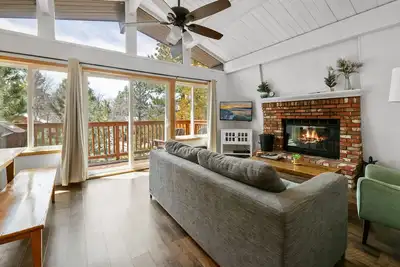 Image de The Bear Hut - The perfect home away from home! Hot Tub, Foosball, Smart Tv, Fireplace, Deck