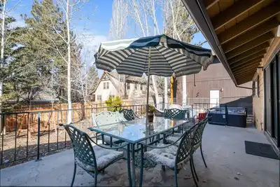 Image de Wanderlust Lodge - Hot Tub, Foosball, Ping Pong, Walk to Lake & Village