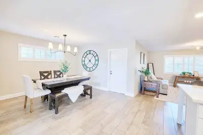 Image de 4br Sun-Soaked Refuge ~ Near Old Town & Golf