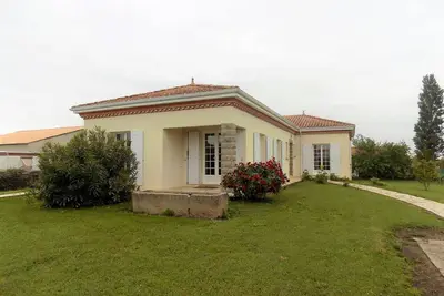 Image de Saint Georges de Didonne - Maison de Caractere avec Grand Jardin - excentré